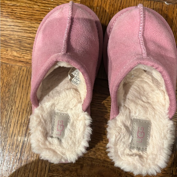 UGG Kids Slippers in Soft Pink - Picture 1 of 6